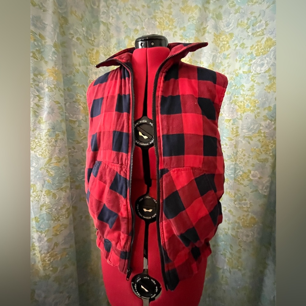 Fun vintage Buffalo plaid puffer vest!